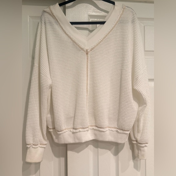 Stella Laguna Beach Boutique White V-Neck Knit Sweater - Picture 2 of 2